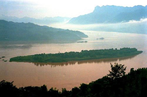 千秋三峽 世紀(jì)偉業(yè)——三峽工程見(jiàn)證新中國(guó)60年發(fā)展足跡 這是中堡島的原始地貌(資料照片)。三峽工程于1994年12月14日正式開(kāi)工,工程采用分期導(dǎo)流方式,分三期進(jìn)行施工,以中堡島為分界點(diǎn)向兩側(cè)延伸,分別修建左岸和右岸大壩。 “截?cái)辔咨皆朴,高峽出平湖”,隨著設(shè)計(jì)建設(shè)任務(wù)的如期完成,歷經(jīng)近17年的建設(shè),舉世矚目的三峽工程將一代偉人的豪邁設(shè)想變?yōu)楝F(xiàn)實(shí)。承載著共和國(guó)水利輝煌夢(mèng)想的三峽工程,鑄就了惠及千秋的民生水利。 三峽工程凝聚了幾代中央領(lǐng)導(dǎo)集體和全國(guó)人民的智慧與力量。1978年至1988年,三峽工程基本完成了建設(shè)的決策準(zhǔn)備;1988年至1998年,三峽工程正式開(kāi)工并實(shí)現(xiàn)大江截流;1998年至2008年,三峽樞紐主體工程、輸變電工程和移民工作基本完成,三峽水庫(kù)實(shí)現(xiàn)了175米蓄水的最終目標(biāo)條件,使夢(mèng)想變?yōu)楝F(xiàn)實(shí)。 新華社發(fā)